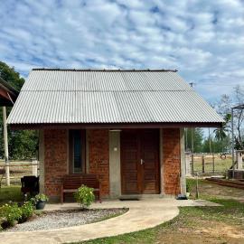 Rembulan Escape - The Red Bowl, hotel in Kampung Penarik