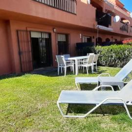 Apartamento de tres dormitorios muy espacioso con jardines y piscinas, hotel in Estepona