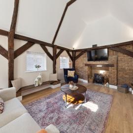 Charming cottage with hot tub & private garden, Hotel in Rochester