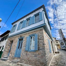 The Blue House - Traditional House in Old Town, hotel em Vathý
