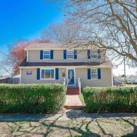 Sojourn Spacious Family Retreat with Fenced Backyard