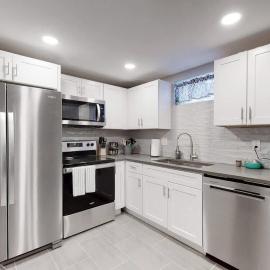 Bright basement unit with large yard and sunroom, hotel di Denver