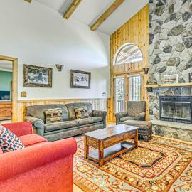 2 Mi to Dtwn: Cloudcroft Home w/ Furnished Deck, hotel in Cloudcroft