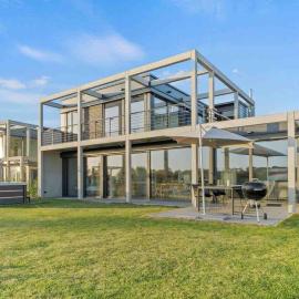 Haus am See mit Whirlpool und Sauna, hotel in Mietingen