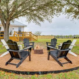 Furnished Deck + Views: Rural Schulenburg Retreat、Schulenburgのホテル