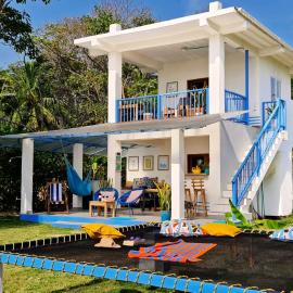 Beach House with AC Surrounded by Nature, hotel en Moñitos