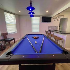 Cadillac Blue House - Luxury w/ Pool Table!