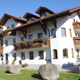 Landgasthof Schmalhofer، فندق في Tittling