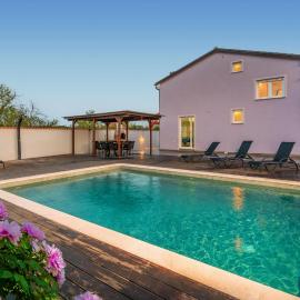Gorgeous Home In Pula