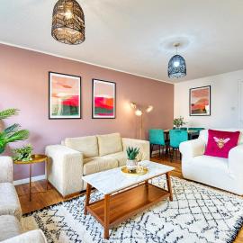 2BR Flat with Free Parking in Central Location