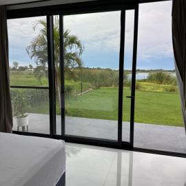 Casa con Piscina sobre Laguna Brava - Tranquilidad y Naturaleza en Barrio Privado, khách sạn ở Corrientes