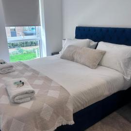 The Ivy Abode 2 bedroom ApartmentParking, hotelli kohteessa Harlow