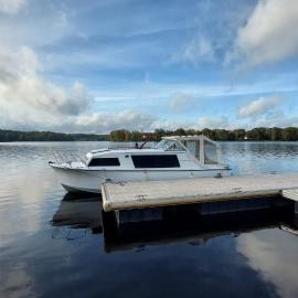 Bateau à quai lac des Settons, hotel a Montsauche-les-Settons