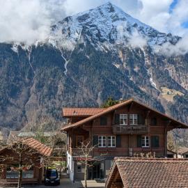 Studio with balcony, Niesen view & free parking near Interlaken, Thunersee & Blausee