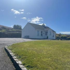 Mountain retreat - bright & spacious 2 bed home with large garden, hotel em Schull