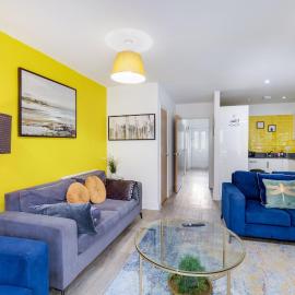 Foxherne 6 Bedroom and 2 Bath Serviced House 20 with Parking - Slough, hotel in Slough