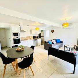 Le Cèdre Enchanté - Maison avec 2 chambres pour 6 personnes climatisée, avec terrasse et BBQ, hotel in Chanas