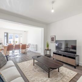 Chic and Comfy 4 Bedroom Stay Baylis Road