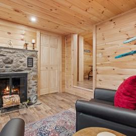 Riverfront Retreat in the White Mountains - 3BR Cozy Escape Near Ski & Hike, hotel in Bethlehem
