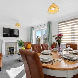 Modern 3BR Home Free Parking Fast WiFi