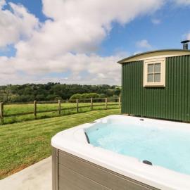 Harmony Hut Hot Tub 2 miles from beach,in rural setting Bude Cornwall