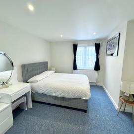 3bed 2bath House-Free Parking-Fast WiFi-Garden-Entire Home-2mins from Train Station-Sleeps 6, khách sạn ở London