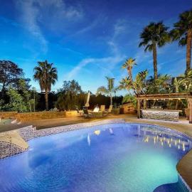 Serene hillside oasis with pool - 20 min to beach, Hotel in Oceanside