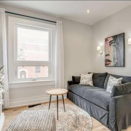 Casa Leslieville - 2BR Suite with LRG Patio, hotel i Toronto
