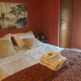 Tramontane chambre salon et piscine, Hotel in Jonquerettes