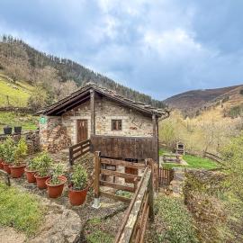 Cabaña La Gurueba, frente rio y cascada, hotel u gradu Vega de Pas