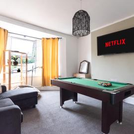 Newport 4BR Apt - City Centre - WiFi - Sleeps 7