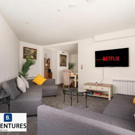 Luxury 2 Bedroom Maisonette with Games Room - Free Car Parking - 5 Minute Drive to Brighton Beach & City Centre - Sleeps 8