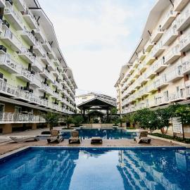 Near Mactan Airport Modern Studio Pool Gym, Self check-in FREE Fast WiFi Netflix Kitchen, hotelli kohteessa Pusok