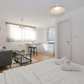 הדירה בלבן פלאי, hotel u gradu 'H̱adera'