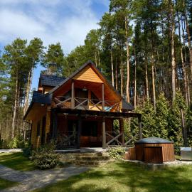 Domek w lesie nad zalewem