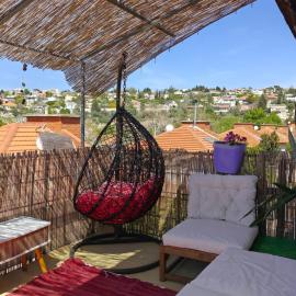 צימס - דירת אירוח בגליל עם מרפסת, hotel in Kefar Weradim