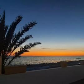 Charming waterfront studio、Sidi el Moujahedのホテル