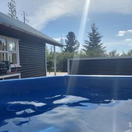 Cozy cabin, hot tub, beautiful nature, ξενοδοχείο στο Σέλφος