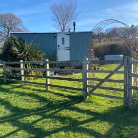 The Orchard Shepherds Hut, hotel in Axminster