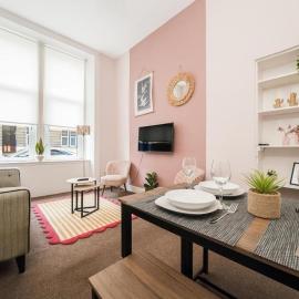 Unique City Townhouse - Modern & Central Location