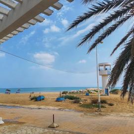 Comfy Beachfront ground floor apartment in le Kram – hotel w mieście Le Kram