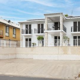 East Belmont, 38 Tomaree Rd - spa, linen, Wi-Fi, Air Con , Games Room, hotel in Shoal Bay