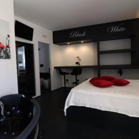 Black & White Deluxe Suite Otranto Private Jacuzzi WiFi & AC Steps from Sea
