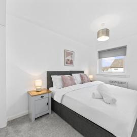 1-Bed Home in Lanarkshire with Free Parking - Long Stays Available, viešbutis mieste Newarthill