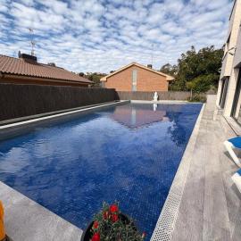 Apartamentos Rosa de Abril、Teiàのホテル