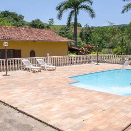 Piscina, churrasco, fogão a lenha a uma hora de BH