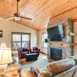 6 Mi to Dtwn Pella: Riverfront Cabin w/ Game Room!, ξενοδοχείο στην Pella