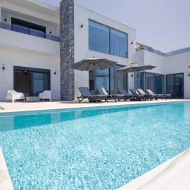 Luxury Villa Apeiro With Heated Pool in Plaka