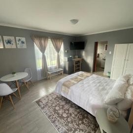 York-R102 Airport Road - Modern Comfort, hotel in George