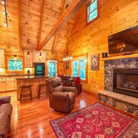 Timber Cabin with Hot Tub and Outdoor Space, hotel in Maggie Valley